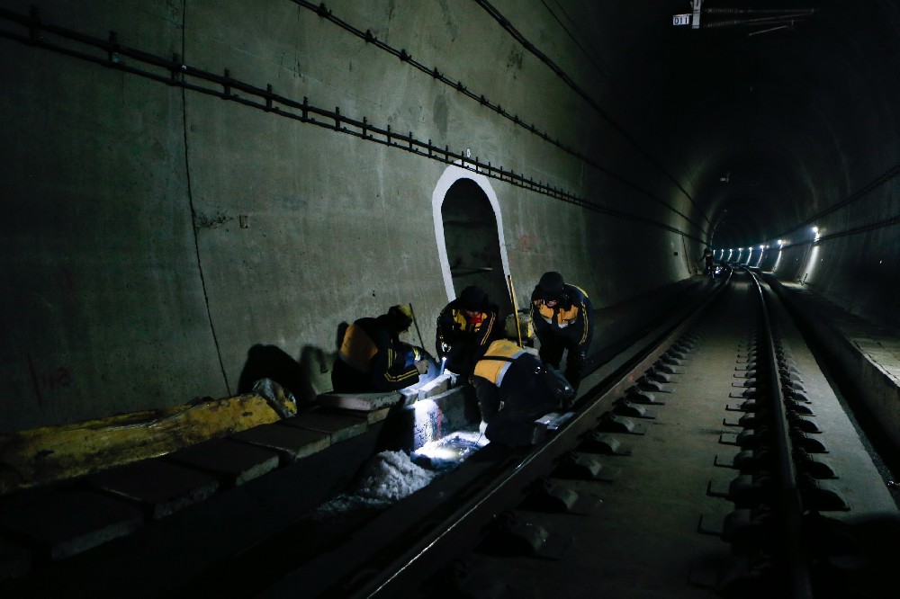 和田市铁路运营隧道病害现状